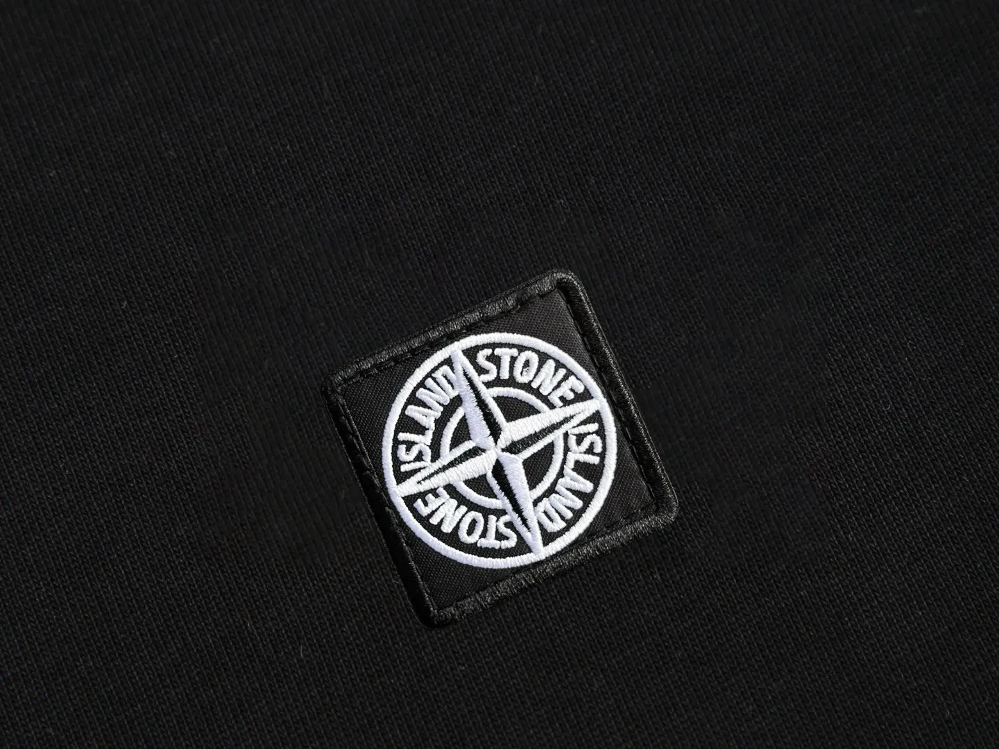 P150 STONE ISLAND Stone Island solid color logo, available at the counter, original order, fashionable and casual round neck short-sleeved T-shirt, the upper body is very unique! Eye-catching and bright, imported original fabric, 🪡 craft letter pattern decorated logo, simple yet fashionable, classic atmosphere, comfortable and breathable, handsome and stylish upper body, 2️⃣ recommended colors, size: S-2XL